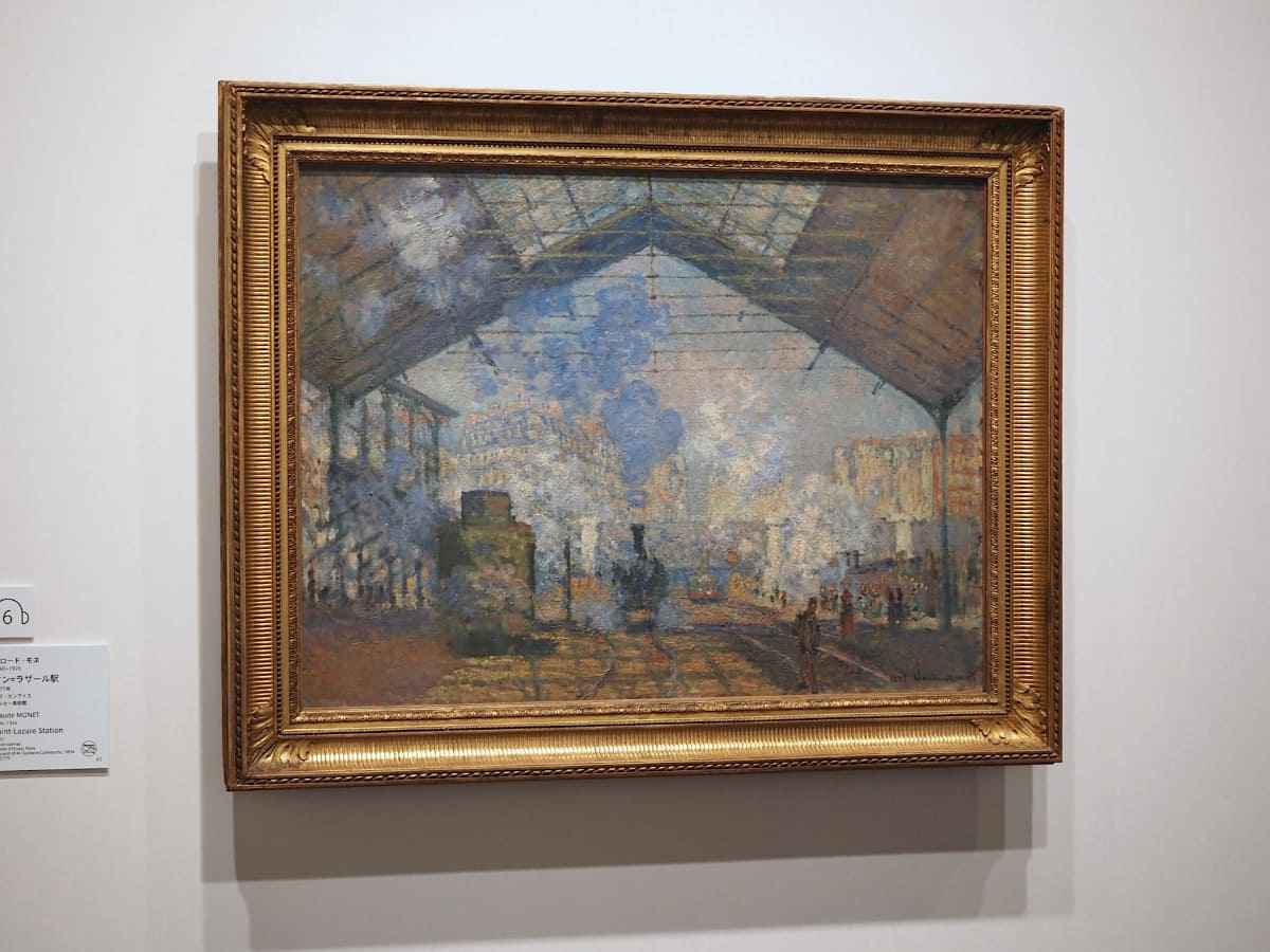 モネが1877年に何度も画題にした《サン=ラザール駅》(オルセー美術館蔵)。鉄骨の屋根の下で蒸気機関車が吹き出す煙(蒸気?)が巧みに描かれ、全体に躍動感が伝わってくる