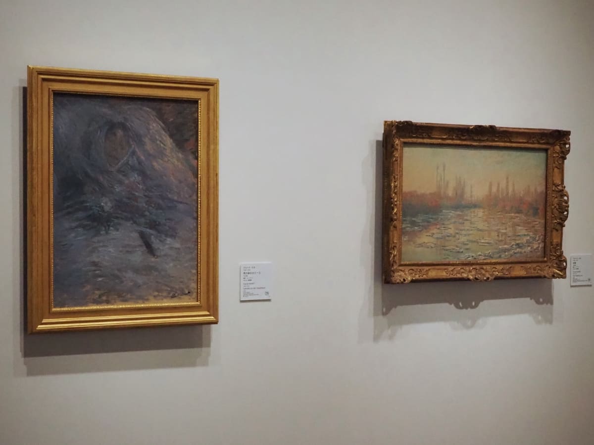左は、クロード・モネが妻カミーユを1879年に描いた、ちょっと悲しく心がズキズキする《死の床のカミーユ》(オルセー美術館蔵)