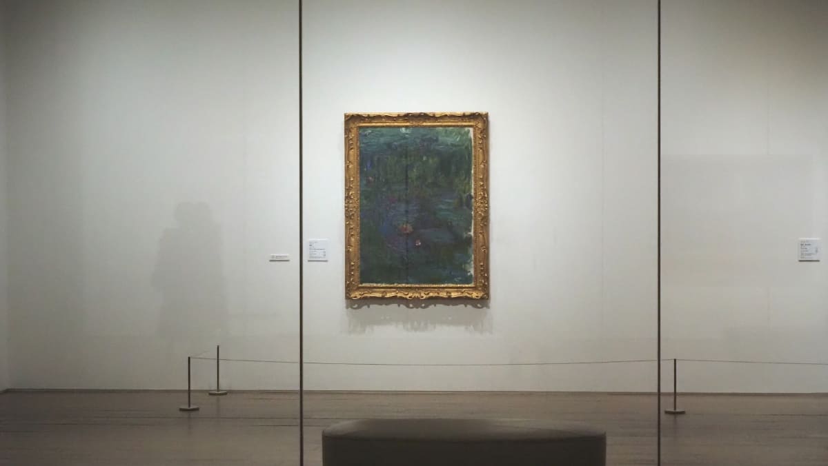 下の階からの吹き抜けの空間をはさんで反対側から見た、1907年作の《睡蓮の池》(石橋財団アーティゾン美術館蔵)