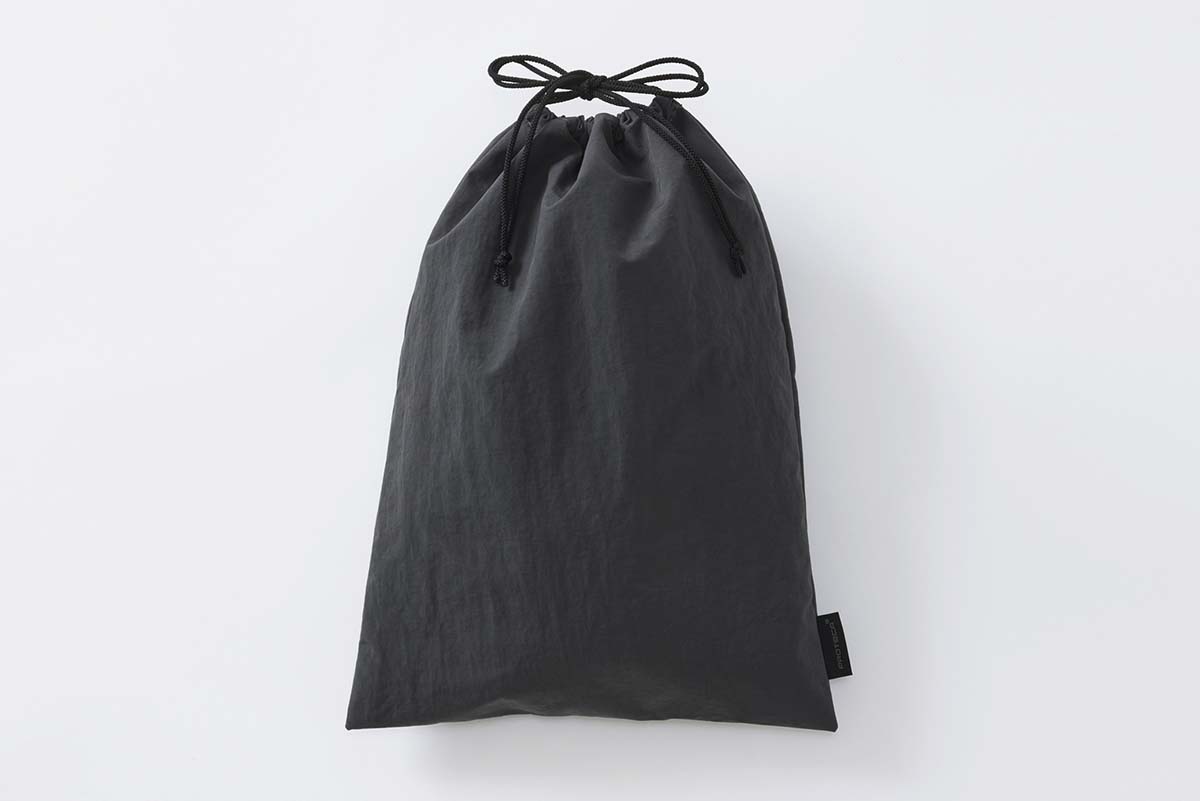 内装と同生地の巾着が付属