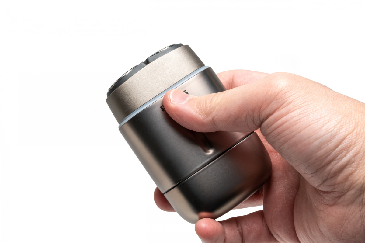 電源操作はスワイプで行なう。物理ボタンがないので外観がとてもスマート