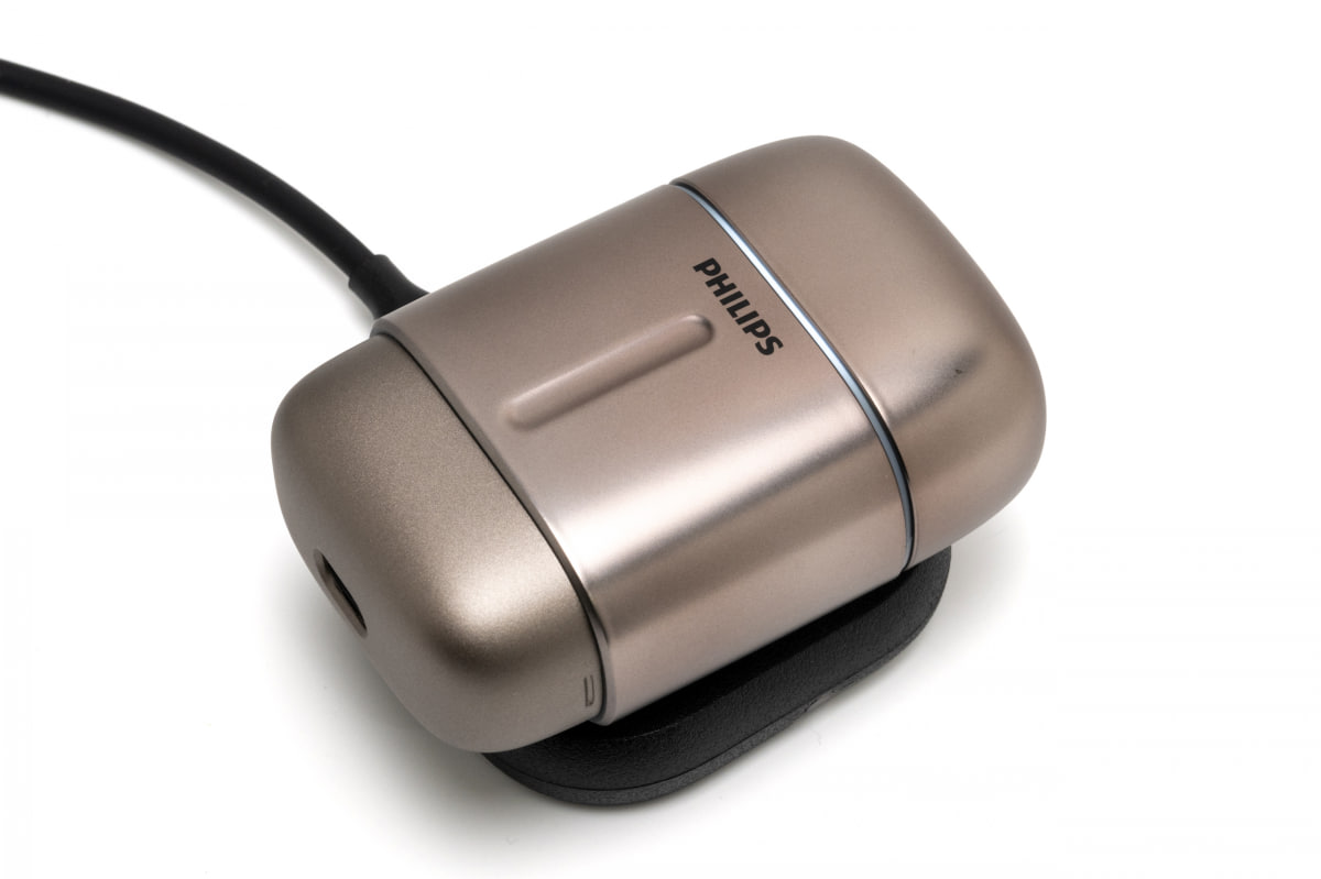 Qi規格のワイヤレス充電に対応。置くだけで充電が始まる