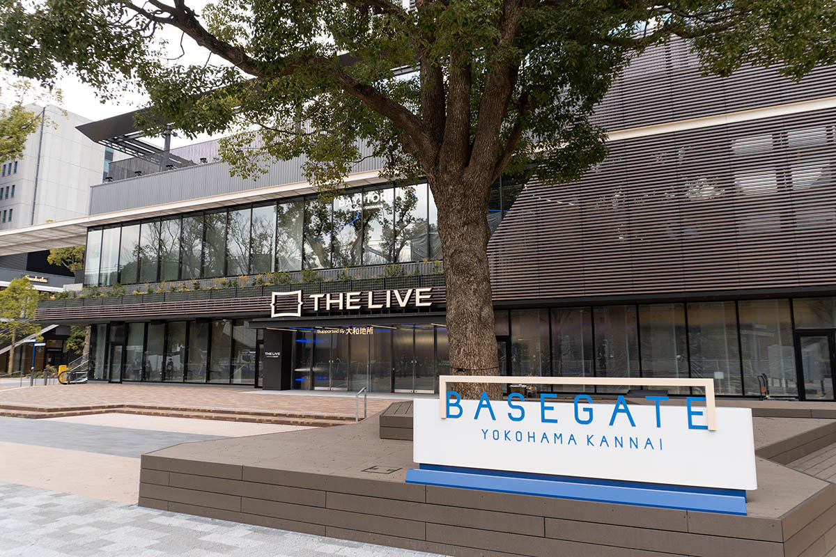 JR関内駅を出て目の前