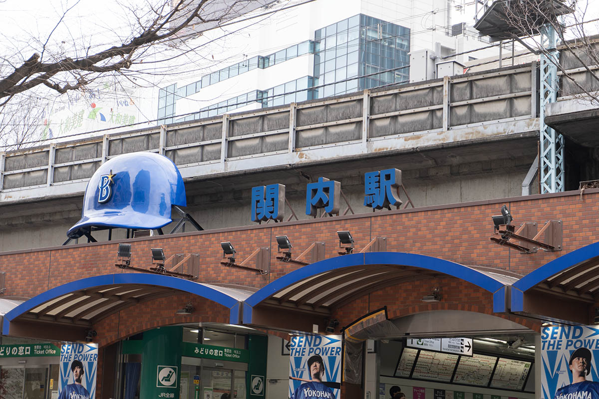 施設前の広場(セントラルプラザ/駅前広場)から見た関内駅