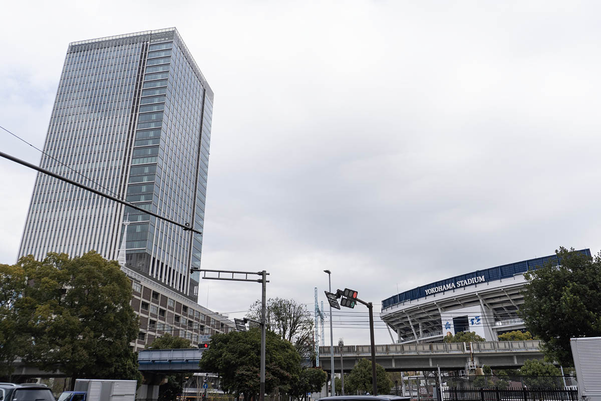 横浜スタジアム(右)とBASEGATE横浜関内