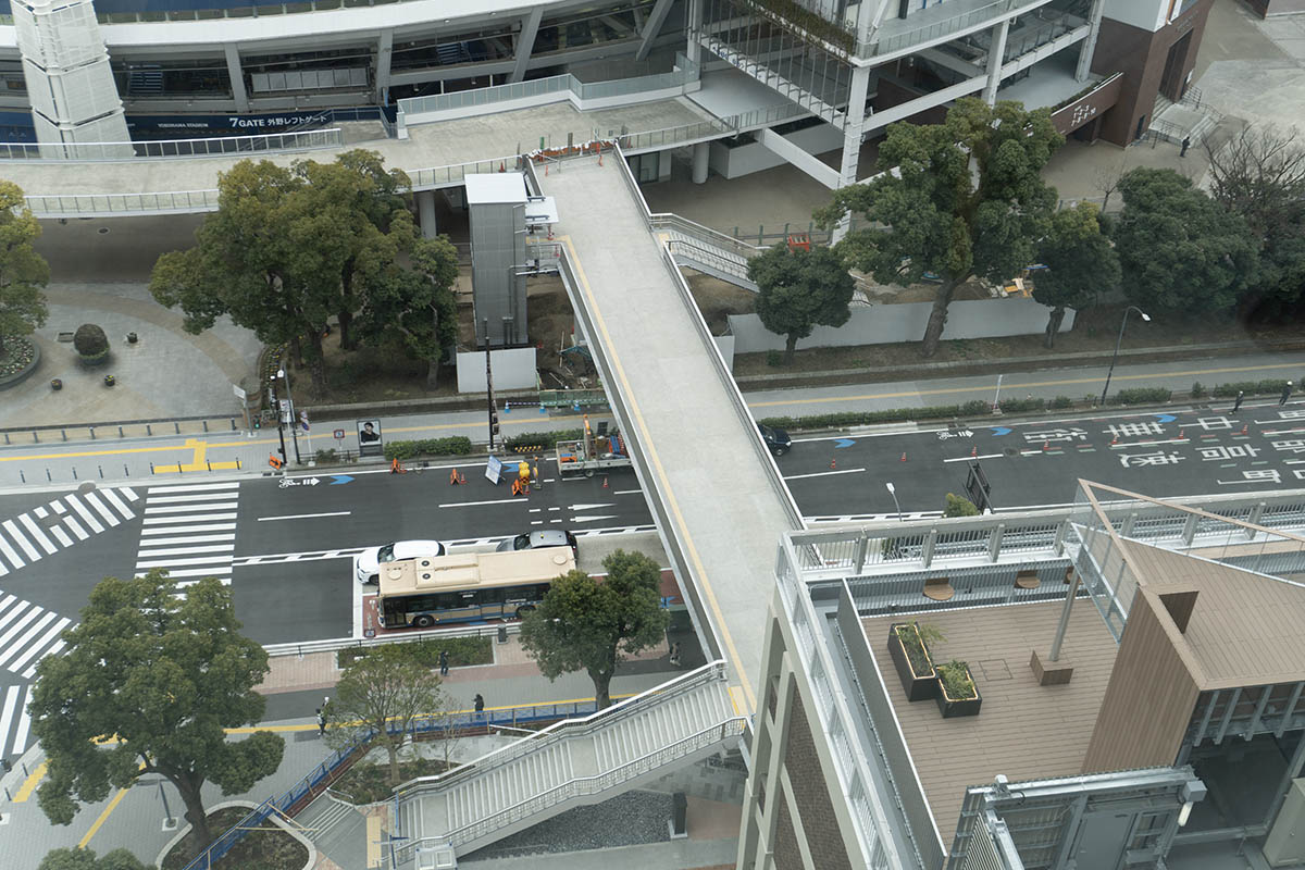 施設11階から見た接続デッキ