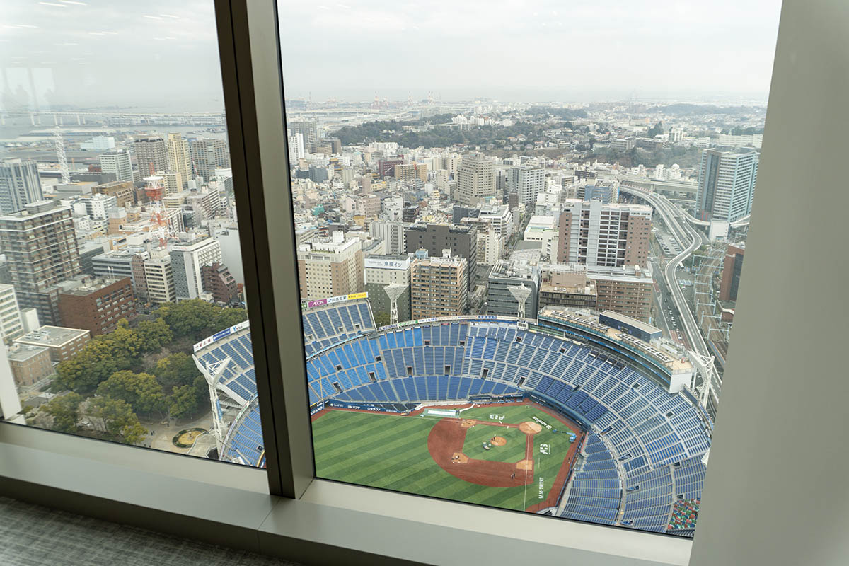 31階のオフィスフロアからの眺望。真下に横浜スタジアムが見えるほか、写真左上にはレインボーブリッジもある