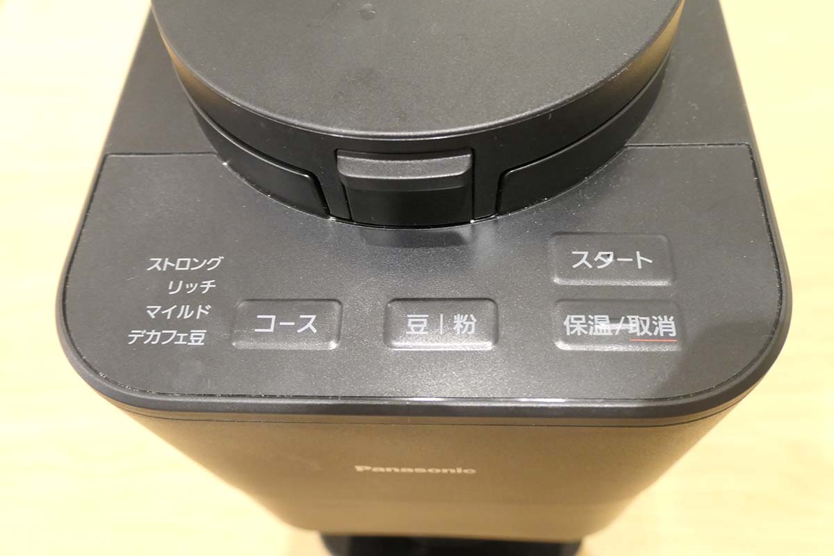 操作部。左から順にボタンを押していくだけで完了する直感的な操作性