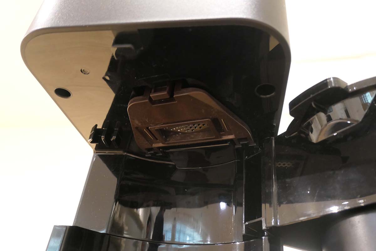 メッシュフィルターを付け替えることで、粗挽き・中細挽きを選べます