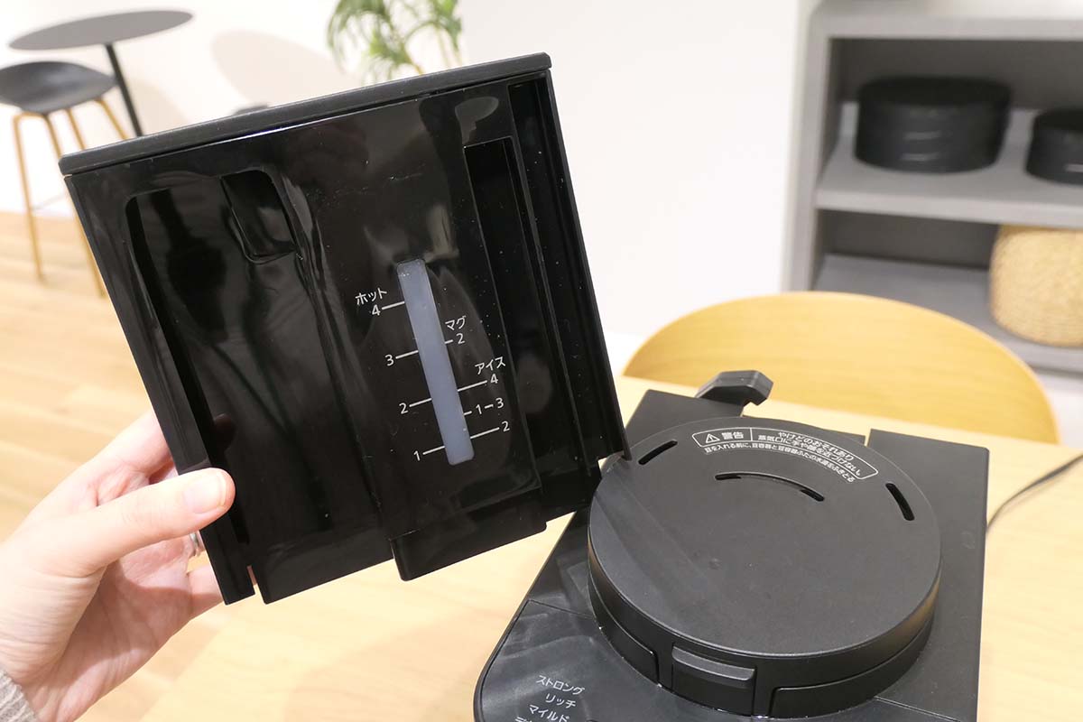 水タンクのメモリは注水するときは見えますが、本体にセットすると隠れる仕組み