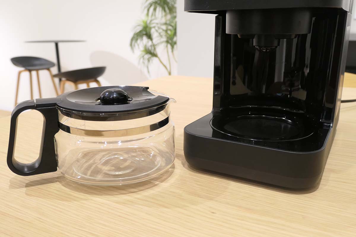 ガラスサーバーにすることでドリップ中の様子もわかります。本体に保温機能を備え、時間が経っても温かいコーヒーのまま