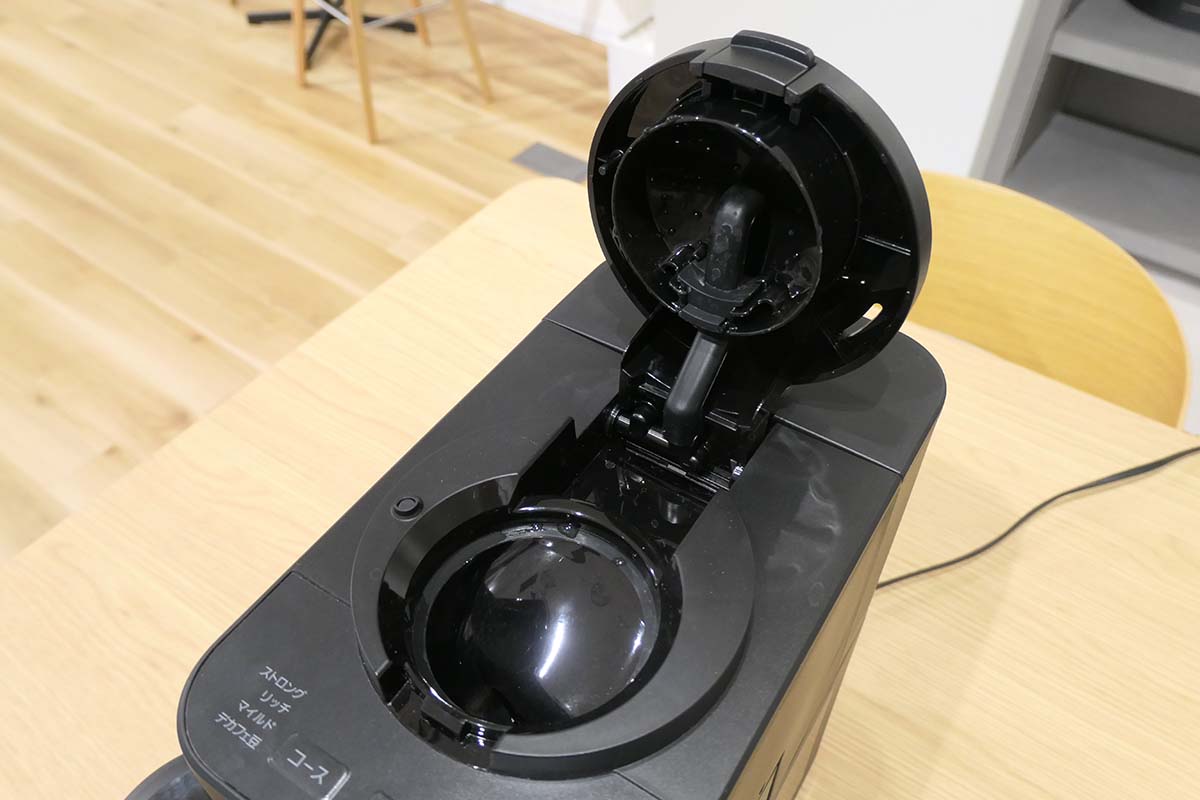 上部からコーヒー豆を投入。ミルはプロペラ式