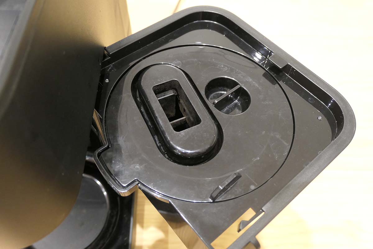 ミルで挽かれたコーヒー粉はすぐ下に落ちるため、必要以上に摩擦熱がかかりません。コーヒー粉から抽出することも可能