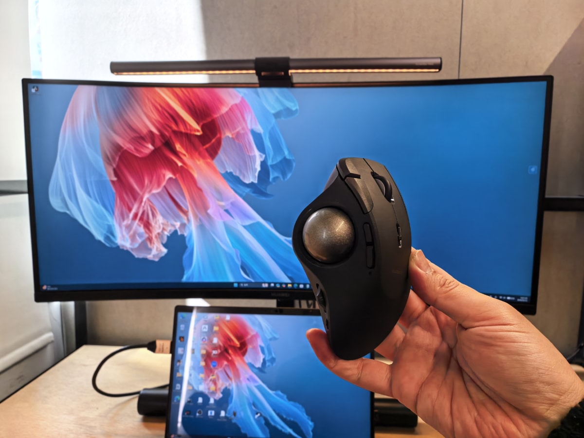 オフィスのウルトラワイドモニター。両端の行き来もラクラクです