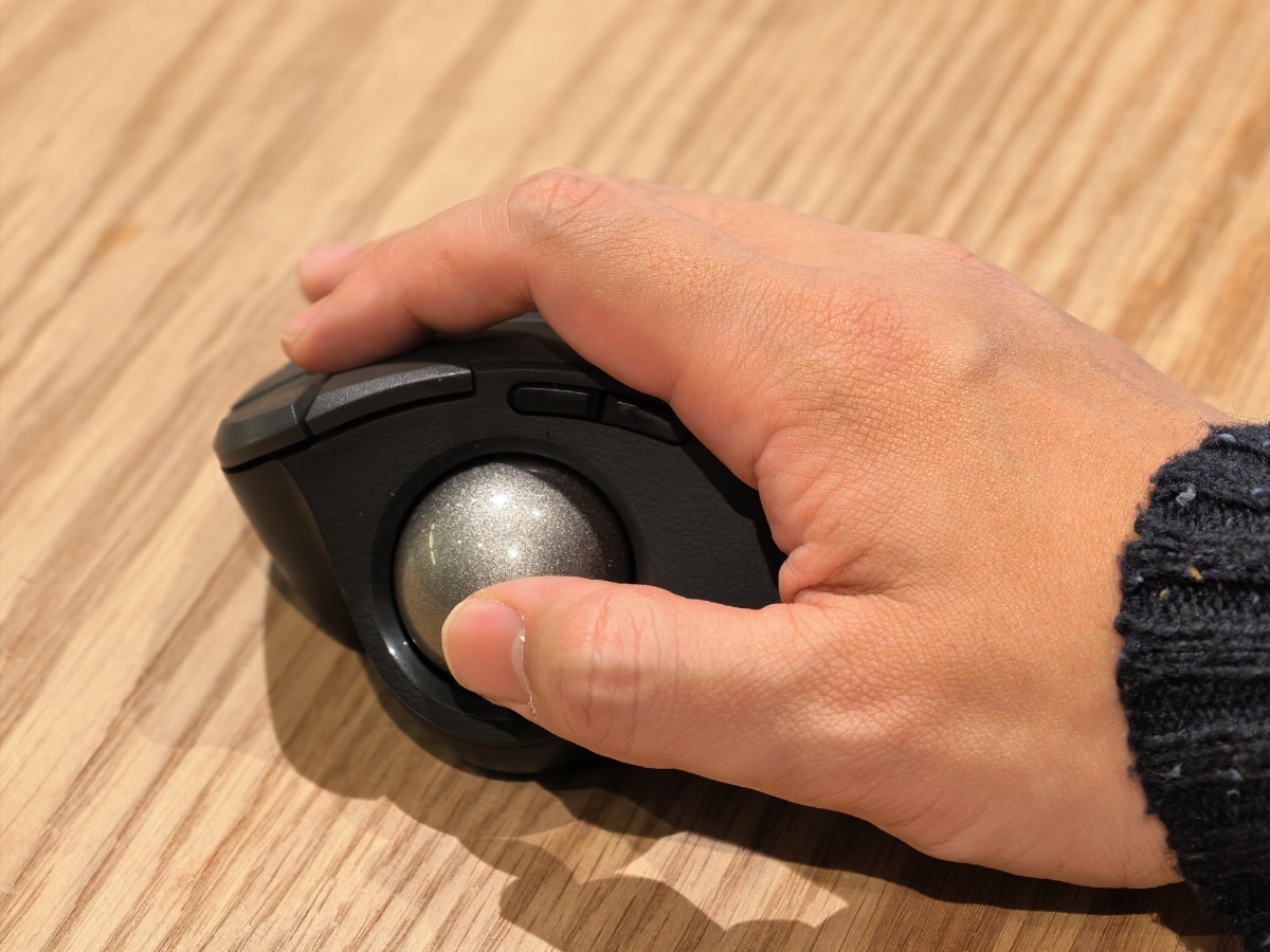 細かい動作は親指に少しだけ力を入れると安定する(写真はIST PRO)