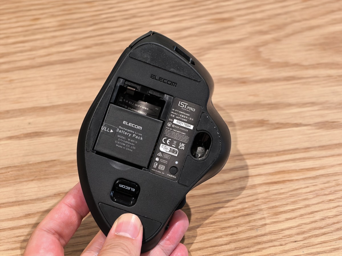 IST PROは別売りのバッテリーをセットすれば、繰り返し充電利用可能