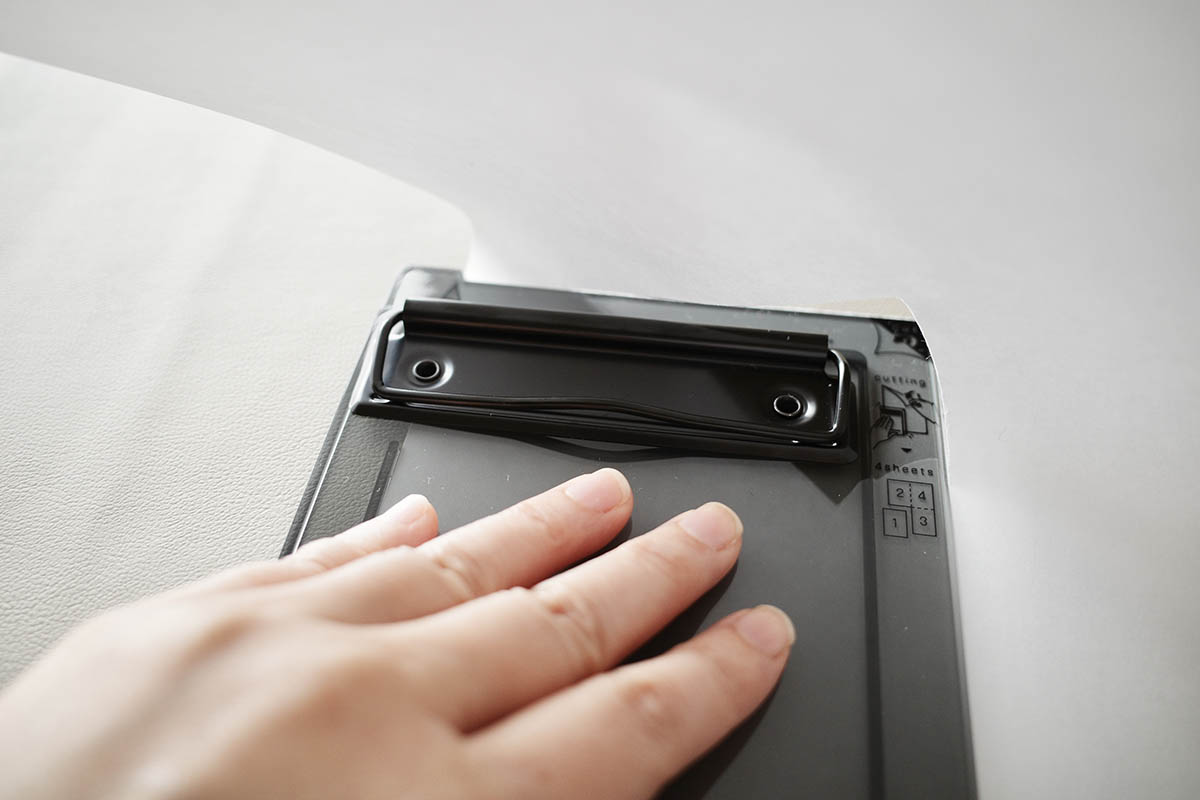 紙をガイドに沿ってセットし、左ななめ下に向かって引く