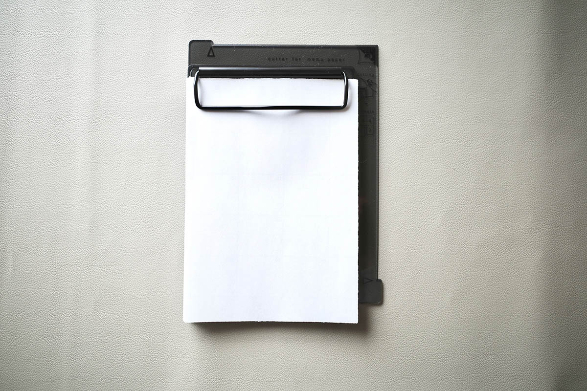 切った紙をはさめばそのままメモ帳に