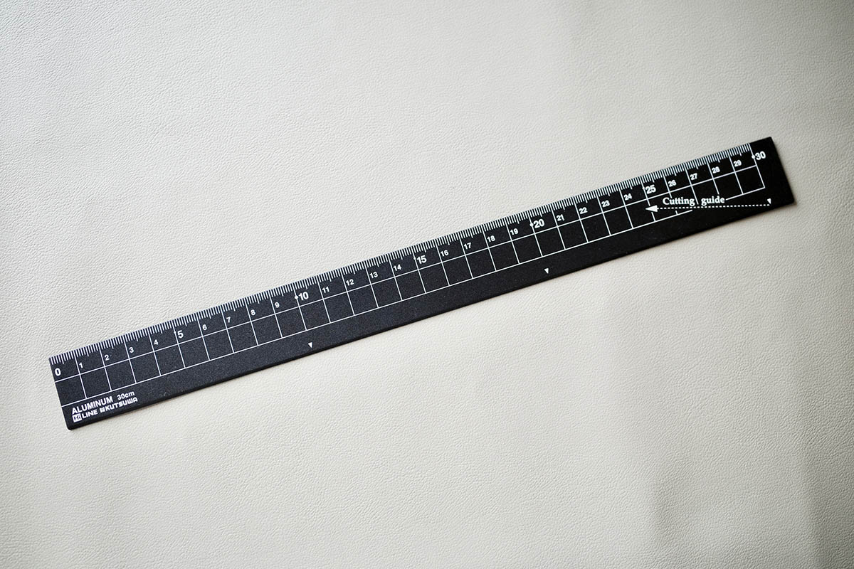 紙がキレイに切れるアルミ定規