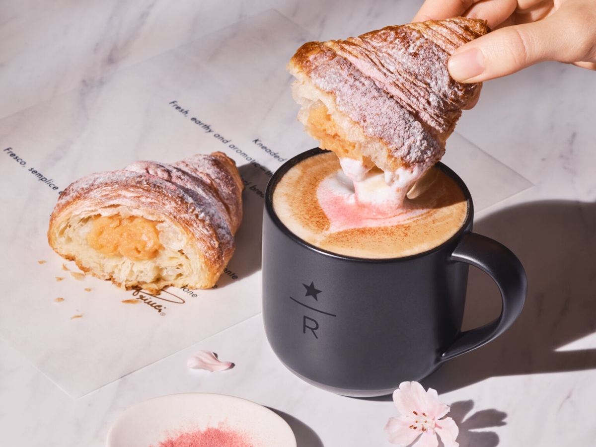 2月27日からは「コルネッティ サクラ」を「クラシック ダブル トール ラテ」にディップする「サクラ ディップ」を提供