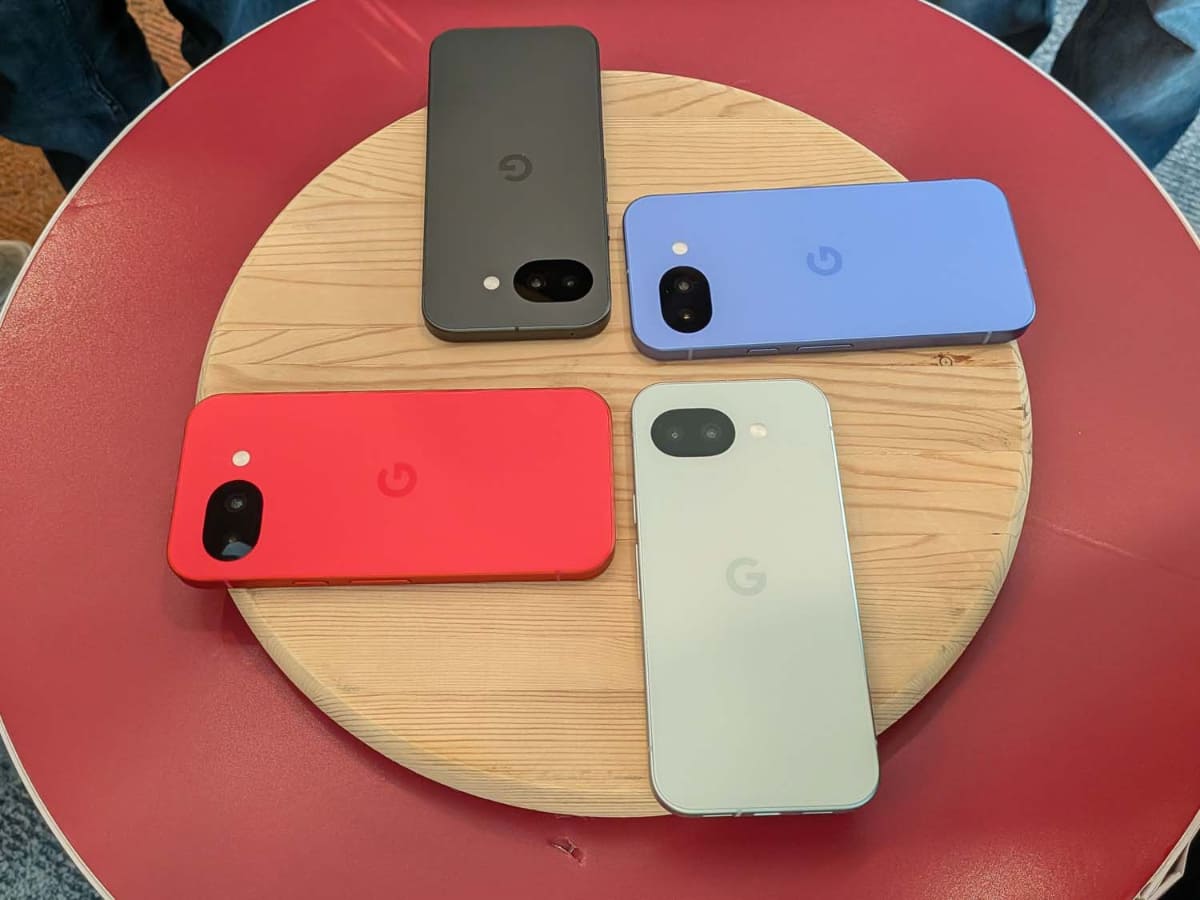 デザインはPixel 9aを踏襲。カラーバリエーションは変更に