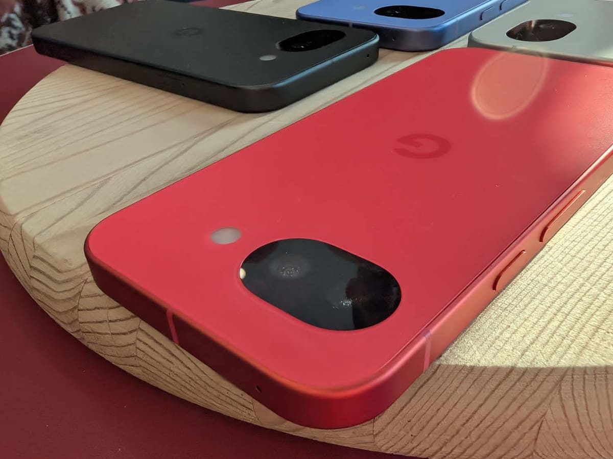 Pixel 10a・Berryのカメラ部。盛り上がりがないわけではないが、より自然で目立ちにくい仕上がり