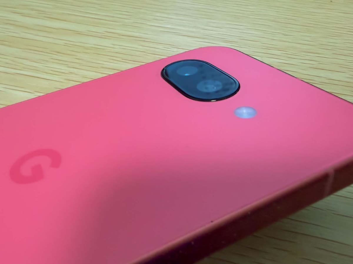 参考に、現在販売されているPixel 9aのカメラ部。フラットに近いが、盛り上がりは目立ちやすい