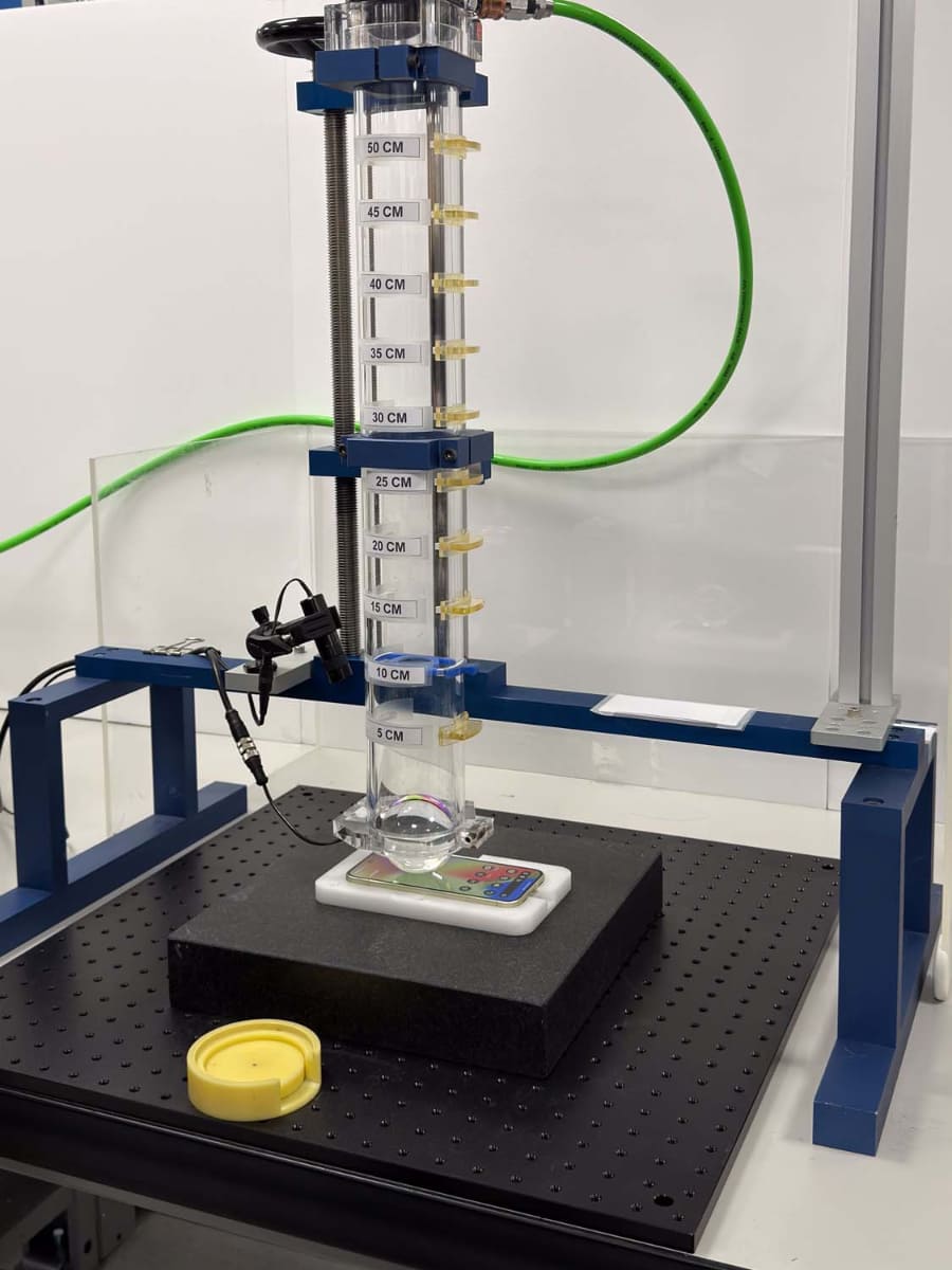 Pixel 10の表面にアクリル球を連続してぶつける耐衝撃性テスト