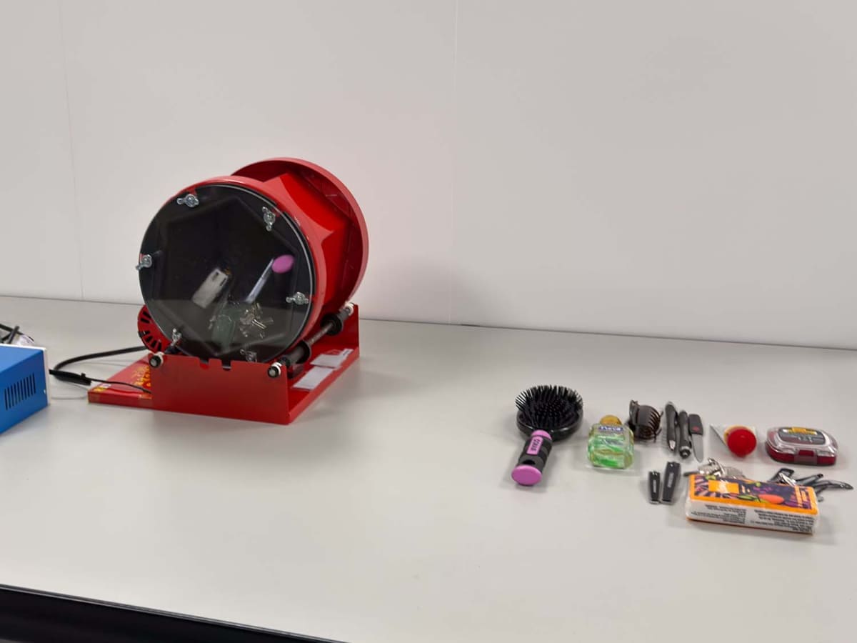 Pixel 10とペンやカギなどを一緒に入れてぐるぐる回転させ、擦り傷耐性をチェック