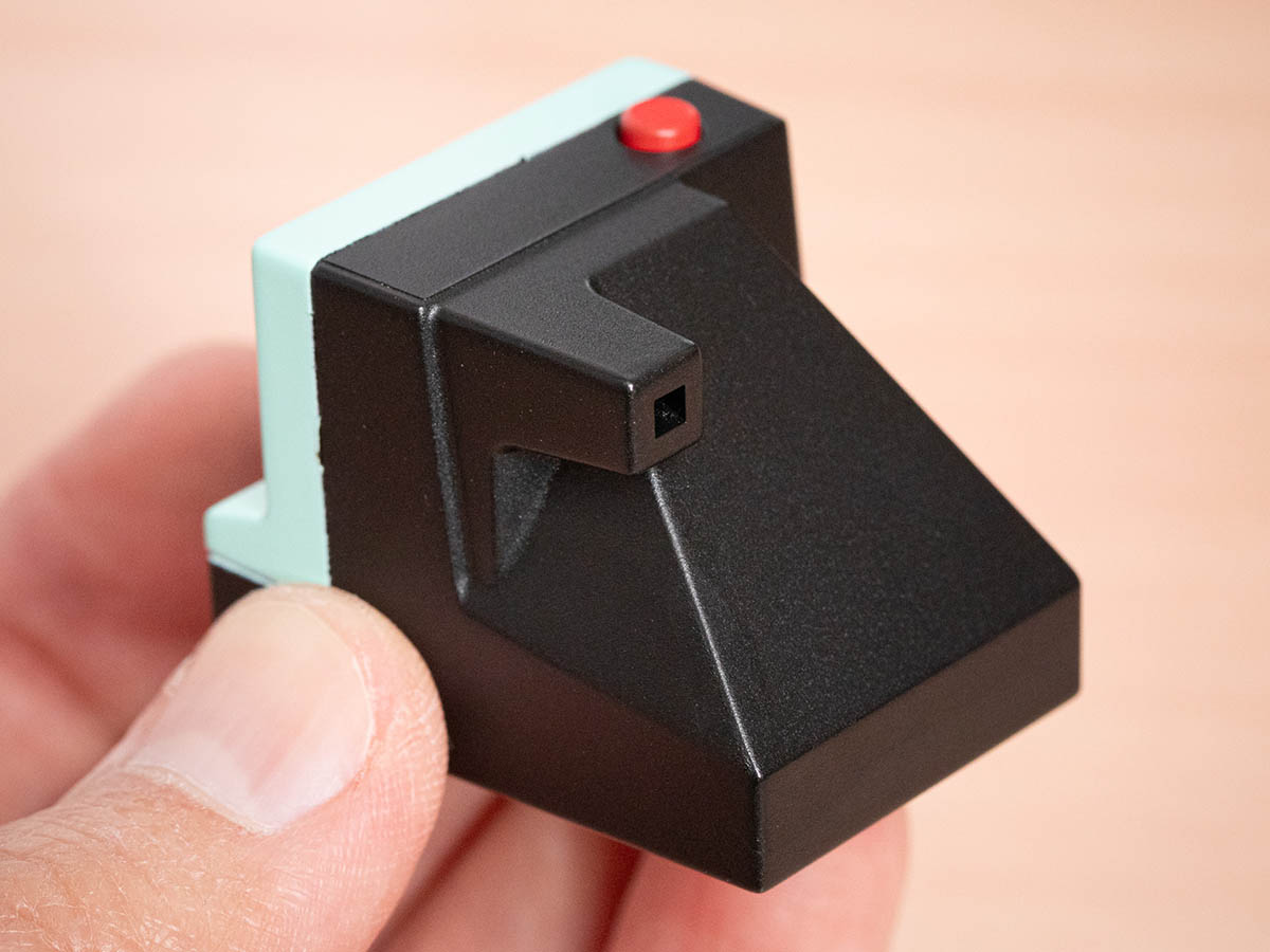 背面にモニターはありません。左上の突起部分に状態表示のLEDが付いています