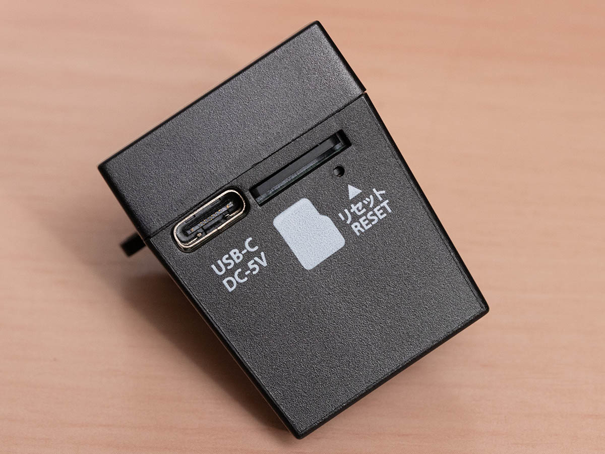底面にmicroSDカードスロットとUSB Type-C端子があります
