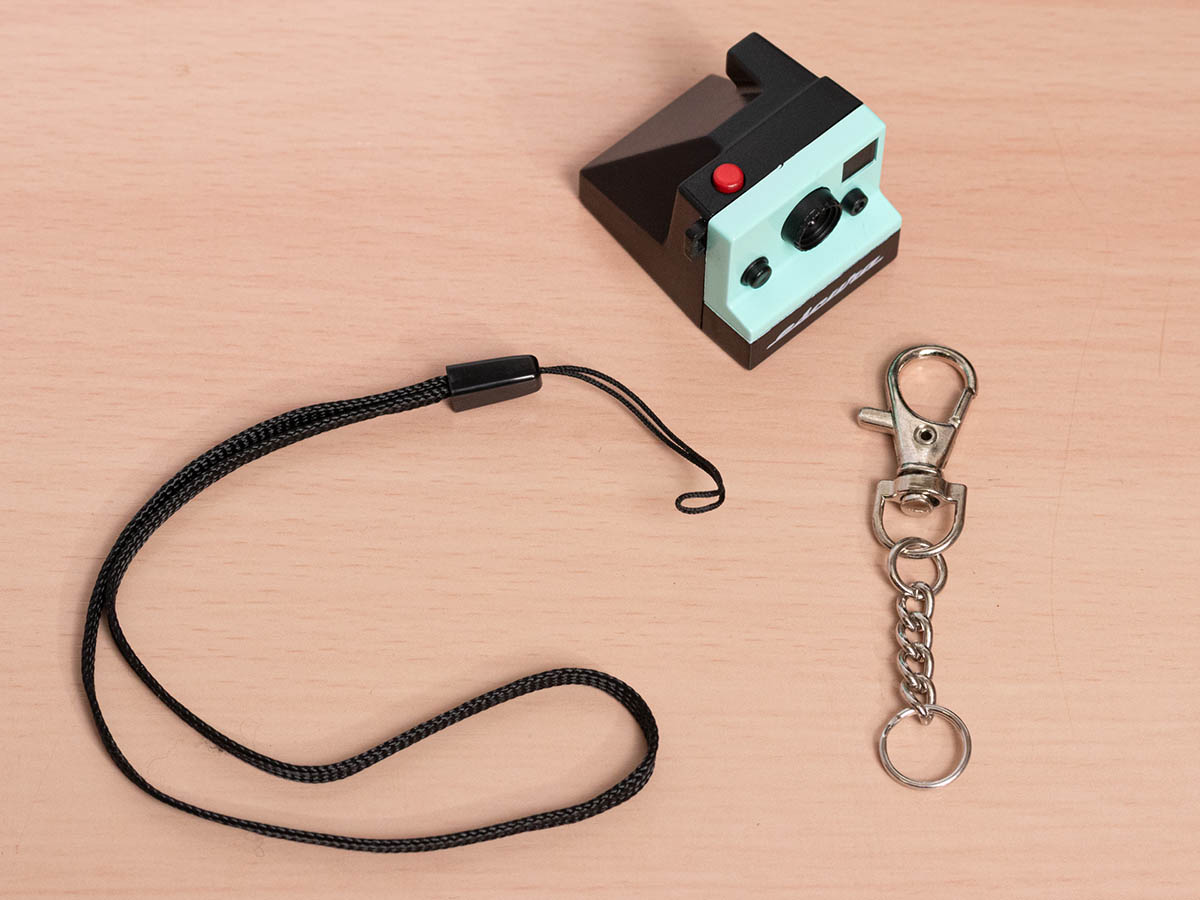 キーチェーンのほかにハンドストラップも付属しています