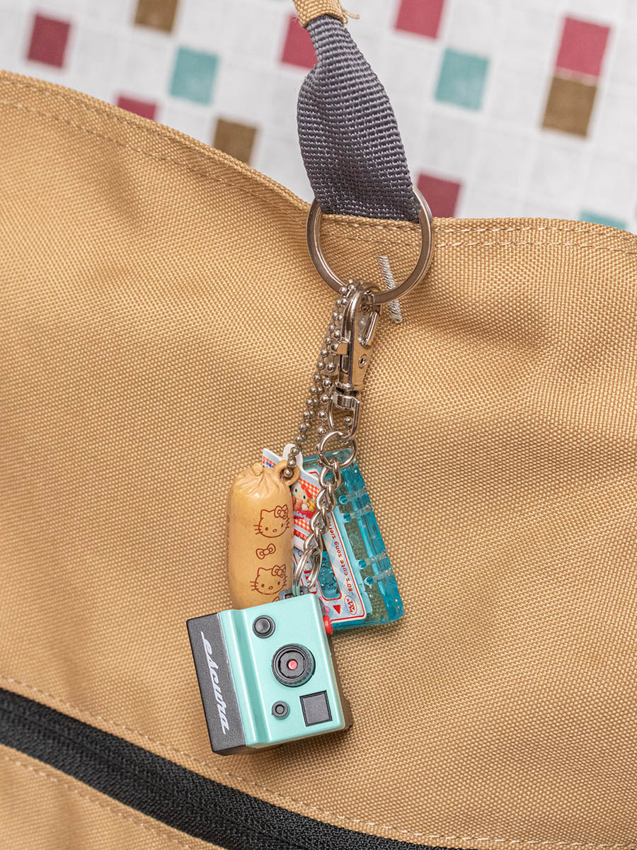 付属のキーチェーンでバッグに付けてみました