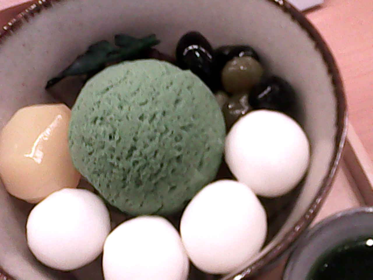 最短撮影距離は30cm。近づきすぎるとピンボケになりますがそれも“味”かも