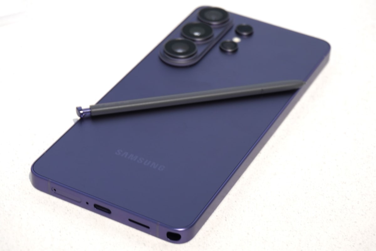 スタイラスペンを内蔵する。カラーはコバルトバイオレット