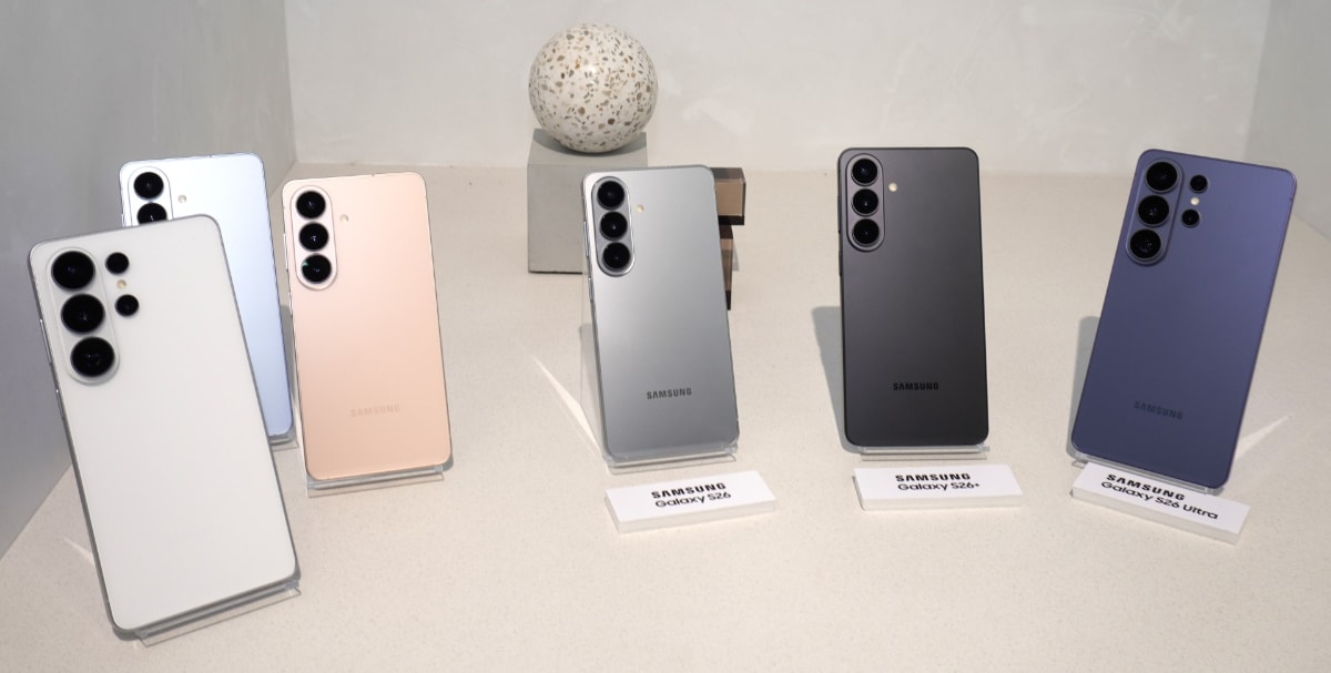 カラーはGalaxy S26シリーズ共通。左からホワイト、スカイブルー、ピンクゴールド(Samsungストア限定)、シルバーシャドウ(Samsungストア限定)、ブラック、コバルトバイオレット