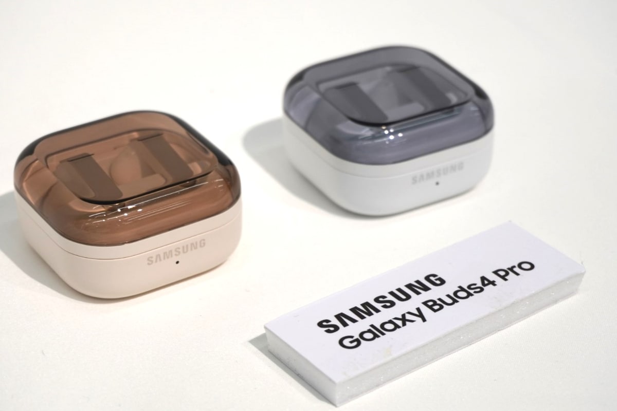 Galaxy Buds4 Pro。左がピンクゴールド、右がホワイト
