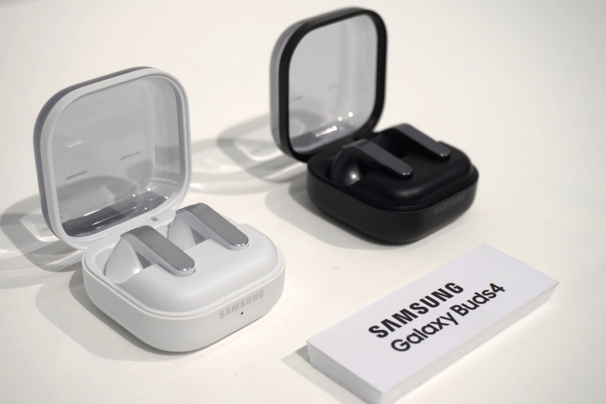 Galaxy Buds4。蓋を開いた状態。左がホワイト、右がブラック