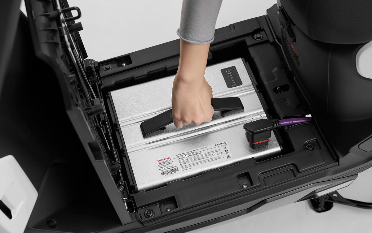 着脱式のリチウムイオンバッテリーをフロアステップ下に搭載