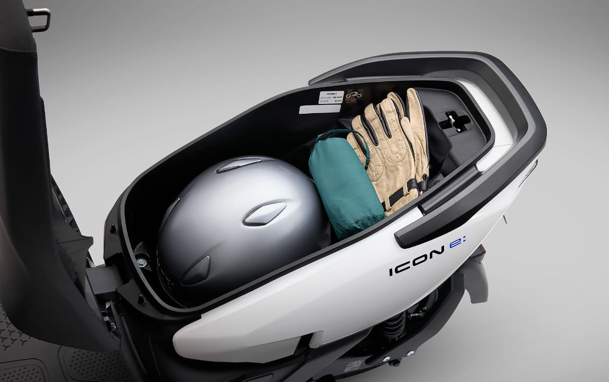 シート下にはヘルメットなどを収納できる容量26Lのラゲッジボックス