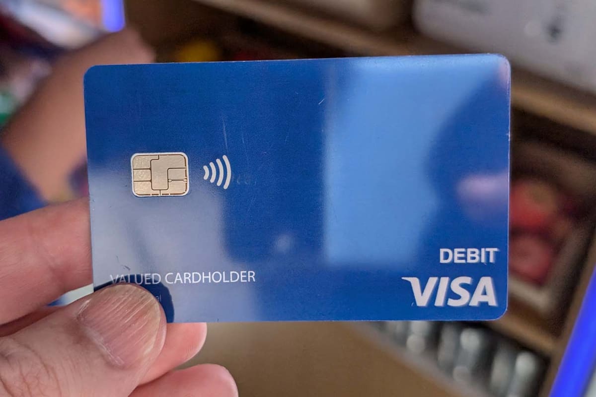 報道によれば、非接触のクレジットカードを所持しているだけで危険だというが……