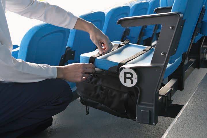 ベルトを椅子の座面に取り付ける