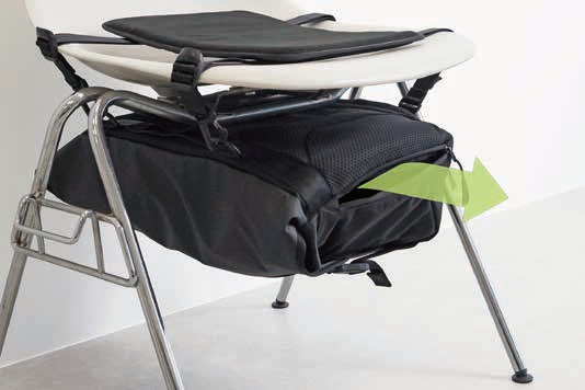 バッグを座席に取り付けた状態でも荷物を取り出せる