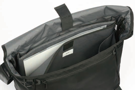 パンフレットやチラシを折らずに収納できる専用ポケット