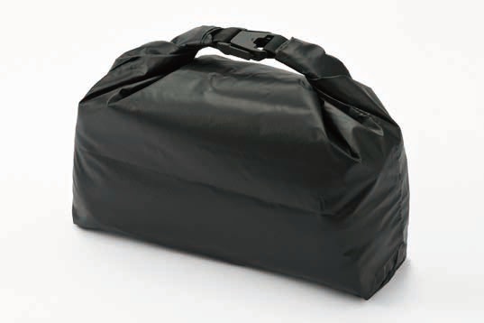 濡れた衣類やタオルを収納できるドライバッグ