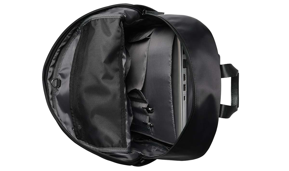 13インチPCを収納できるクッション付きポケットを備える