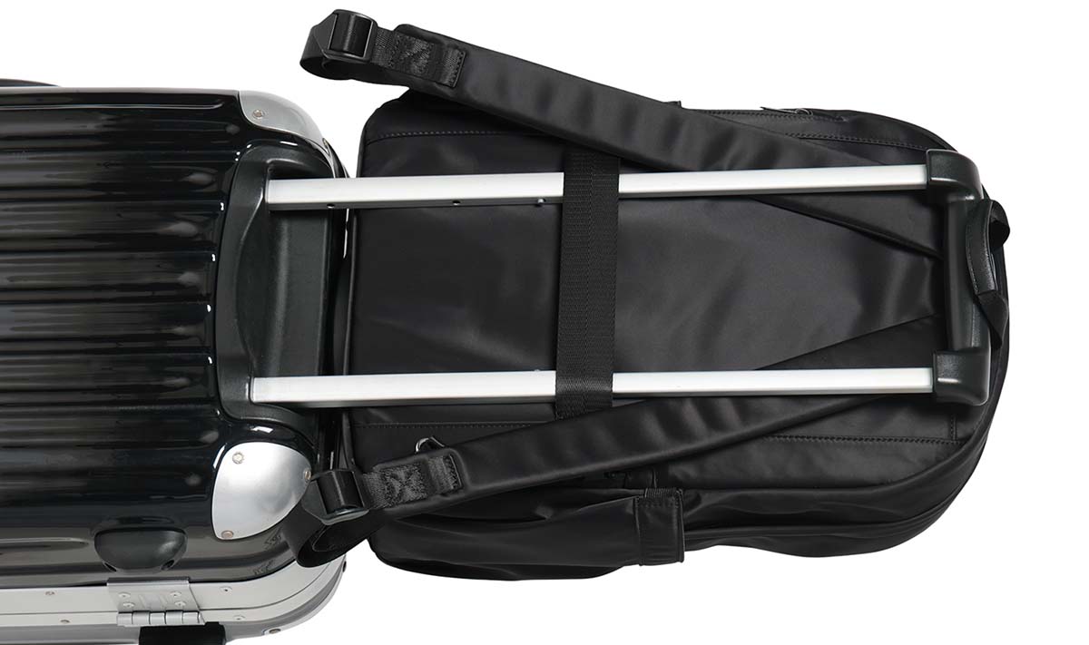 キャリーケースのハンドル部分にバッグを固定可能