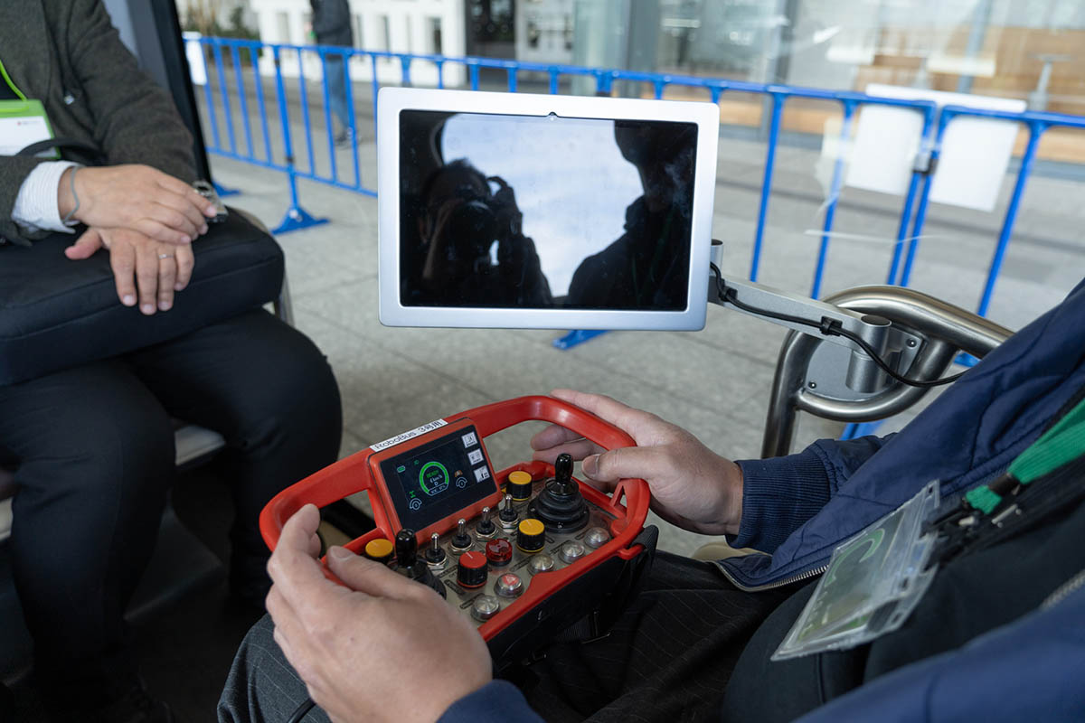 オペレーターによる手動運転も可能