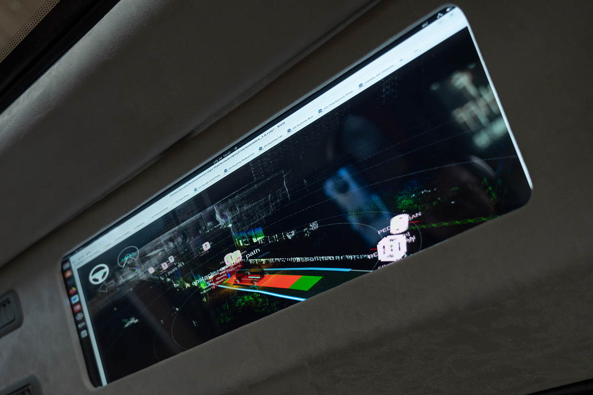 センサーが認識した様子を車内で見られます