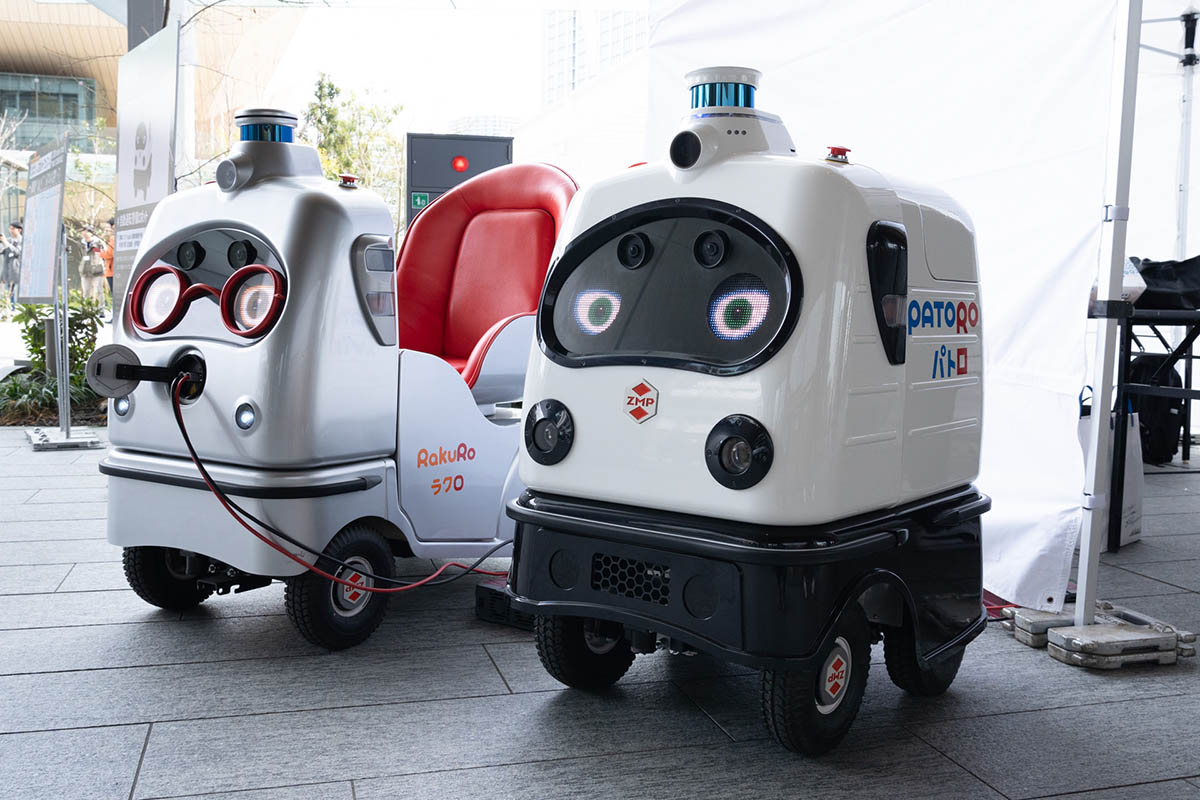 同じくROBO-HIの警備ロボット「PATORO」(手前)も展示されています